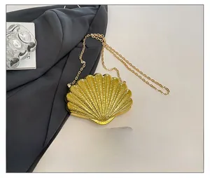Comparaison de taille détaillée de la pochette en acrylique dorée avec un smartphone
