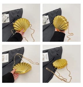 Détails macro du sac de soirée en forme de coquille dorée avec chaîne et rayures radiales