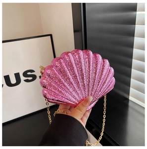 Gros plan du sac coquillage rose en acrylique avec fini métallisé et chaîne dorée