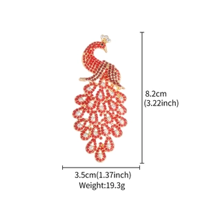 Détails de la broche paon avec dimensions de 8,2 cm de hauteur et 3,5 cm de largeur