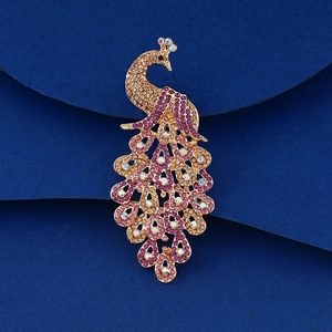 Vue détaillée d'une broche paon en alliage doré avec cristaux roses et style vintage
