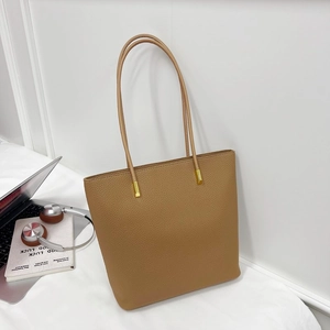 Grand sac cabas minimaliste en cuir camel à motif litchi avec boucles en métal doré
