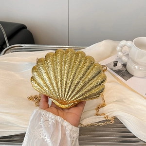 Sac de soirée doré en forme de coquillage avec texture nervurée et fine bandoulière