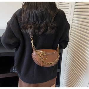 Borsa a tracolla marrone a mezza luna con cuciture chevron e catena dorata su maglia nera