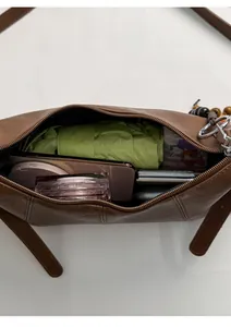 Vue intérieure du sac croissant marron montrant sa grande capacité pour les objets