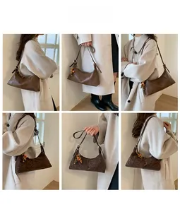 Détail de sacs bandoulière vintage marron et léopard avec fermetures à perles élégantes
