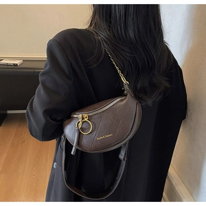 Dettaglio della borsa a sella in pelle marrone scuro con logo Sunita Fashion dorato
