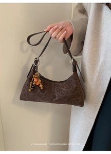 Détail du sac croissant rétro à motif léopard avec perles en bois et ferrures argentées