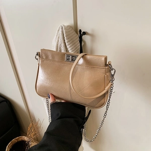 Borsa a tracolla minimalista in pelle PU beige con chiusura a scatto e catena argento