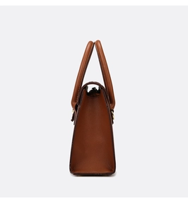 Vue détaillée du sac à main en cuir marron grainé avec fermeture éclair dorée et soufflet