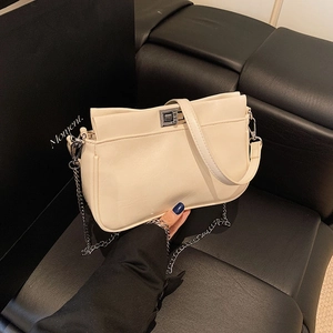 Borsa a tracolla beige da donna con catena in metallo argento e chiusura a scatto