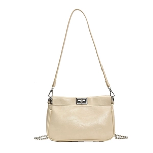 Elegante borsa a tracolla quadrata beige con chiusura a rotazione argento e catena