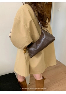 Sac à bandoulière rétro marron foncé minimaliste avec boucle de réglage latérale en métal