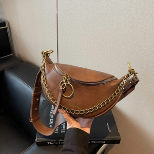 Borsa a sella in pelle marrone vintage con catena dorata e ampia tracolla moda