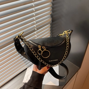 Borsa a tracolla a mezzaluna in pelle nera minimalista con catena d'oro e logo