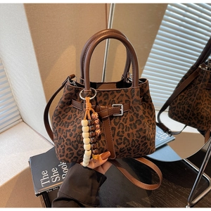 Détail du sac cabas imprimé léopard avec breloque en perles et bandoulière réglable
