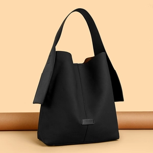 Minimalist black matte leather tote bag with large capacity and vertical seam design