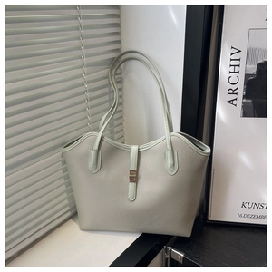 Fashionable sage green lychee grain tote bag with square metal lock for daily commuting