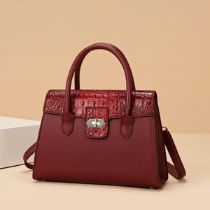 Sac à main rouge foncé en cuir embossé crocodile avec fermoir doré et bandoulière