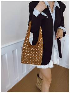 Borsa a spalla in pelle scamosciata marrone con borchie in argento nel look di vita