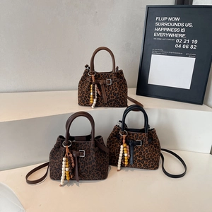 Sac À Main Imprimé Léopard En Similicuir Daim Sac Bandoulière Avec Pendentif En Perles Fourre-Tout Vintage Pour Femmes