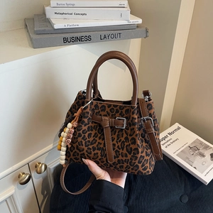 Sac cabas chic à motif léopard avec anses en cuir marron et perles décoratives en bois