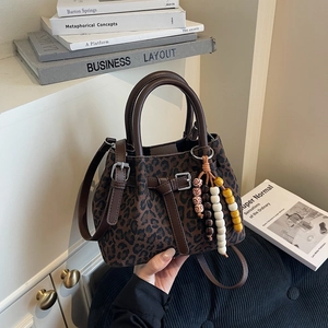 Sac fourre-tout à imprimé léopard avec poignées brunes et pendentif perlé tendance