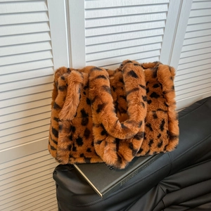 Chic leopard print plush tote bag with large capacity and soft faux fur for winter