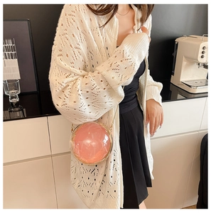 Sac de soirée boule en acrylique rose avec texture marbrée et détails de chaîne dorée