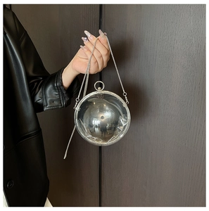 Détail du sac de soirée sphérique en acrylique transparent avec fermoir argenté et chaîne