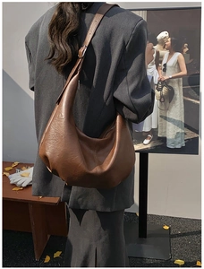 Grand sac à main marron en cuir porté épaule avec détails de bandoulière réglable