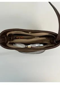 Dettaglio dell'interno della borsa a secchiello vintage con scomparti spaziosi e zip