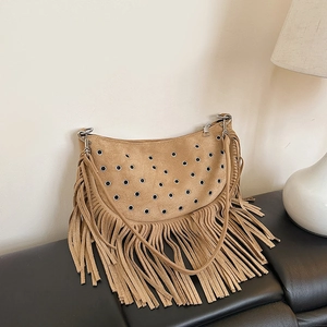 Sac bandoulière en daim marron style bohème avec longues franges et œillets en métal