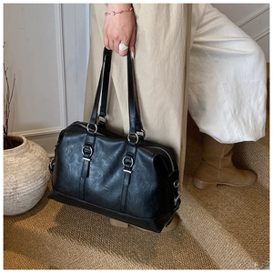 Detail of black large capacity Boston bag featuring high-quality lychee texture leather