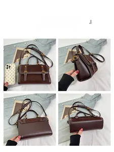Vue détaillée sous quatre angles d'un sac messager marron rétro avec boucles et fini mat