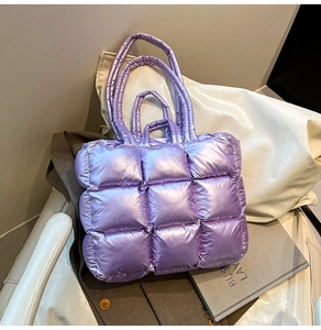 Detailaufnahme der lila gesteppten Daunentasche mit metallischem Glanz-Finish