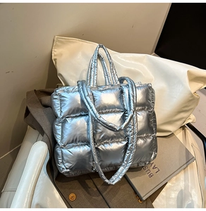 Detailansicht der gesteppten Tragetasche in Silber-Metallic mit gepolsterten Griffen