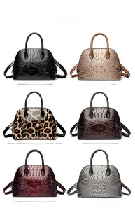 Sacs à main motif crocodile disponibles en noir, kaki, léopard, marron, rouge bordeaux et gris