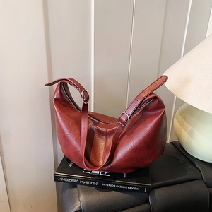 Grand sac hobo rouge foncé en cuir ciré brillant pour les déplacements quotidiens