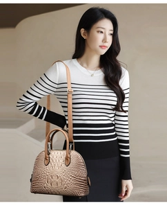 Sac à main marron effet crocodile porté sur un modèle avec bandoulière réglable