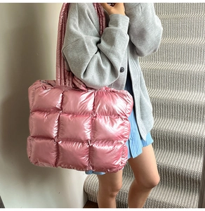 Detailaufnahme der glänzenden rosa gesteppten Puffer-Tasche mit geräumigem Design