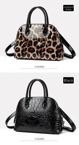 Détails du motif crocodile et de l'imprimé léopard sur des sacs coquillage