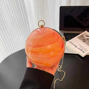 Sac de soirée sphérique en acrylique avec texture marbrée orange et poignée dorée