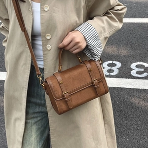 Sac messager vintage marron en similicuir suédé avec boucles et bandoulière réglable