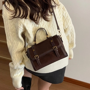 Sac messager marron foncé givré vintage avec boucles dorées et bandoulière réglable