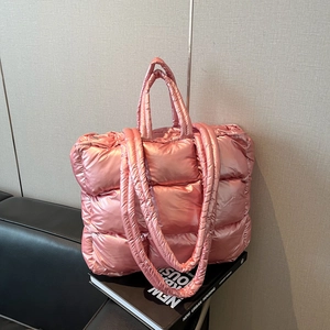 Große gesteppte Puffer-Tragetasche in Metallic-Pink für den urbanen Alltag