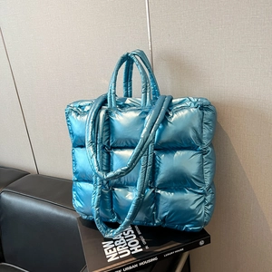 Metallisch blaue Stepptasche im Oversize-Look mit glänzendem Finish und weichem Griff