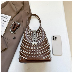 Secchiello in pelle marrone con borchie argento, coulisse e dettaglio catena di perle