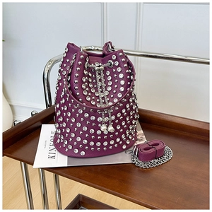 Dettaglio della borsa a secchiello viola scuro con borchie argentate e coulisse di perle