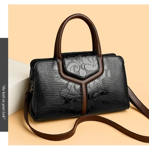 Dettaglio della texture a coccodrillo e fiori a rilievo sulla borsa vintage